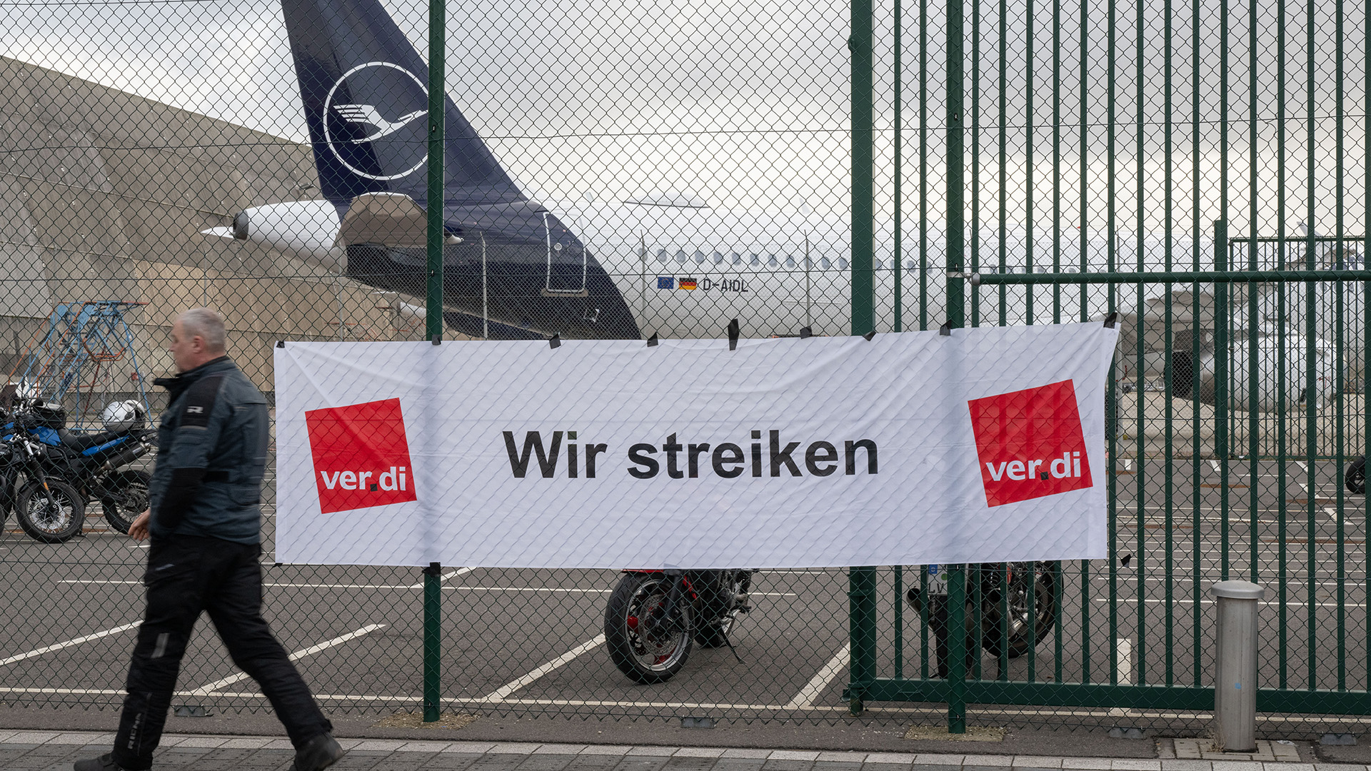 Archivbild: Im Tarifkonflikt um das Lufthansa-Bodenpersonal hat die Gewerkschaft Verdi einen mehrtägigen Warnstreik angekündigt. (Quelle: dpa/Roessler)