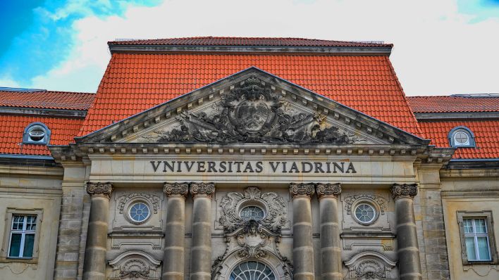 Symbolbild: Das Hauptgebäude der Europa-Universität Viadrina. (Quelle: dpa/Patrick Pleul)