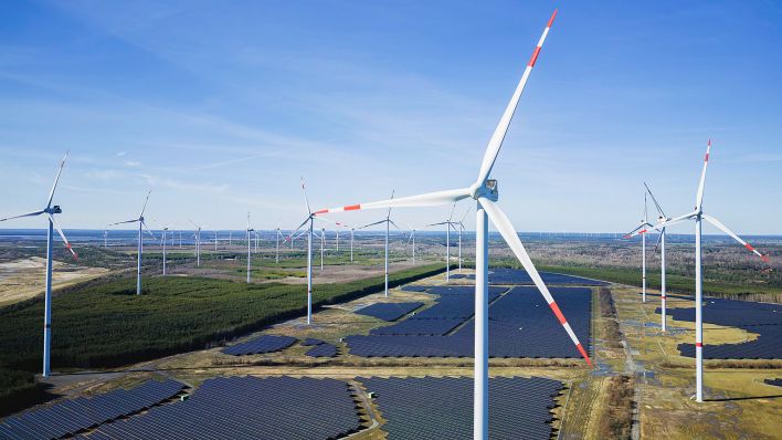 Archivbild: Der Windpark und Solarpark in Schipkau von oben am 16.03.2023 in der Lausitz. (Quelle: Picture Alliance / Sylvio Dittrich)