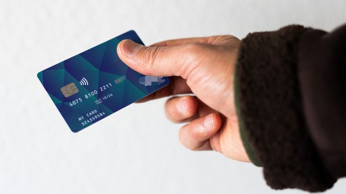 Archivbild: Ein Mann hält eine Debitkarte "Bezahlkarte" in der Hand. (Quelle: dpa/Ditfurth)