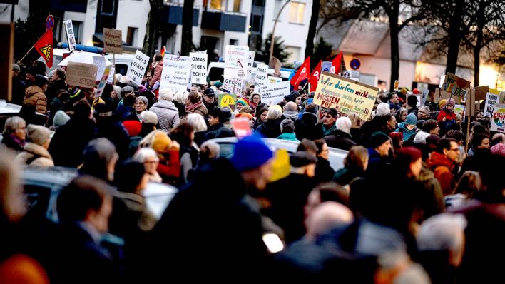 Menschen nehmen an der Demonstration «Unser Kiez ist bunt. Kein Platz für Rassismus»in Berlin-Lichterfelde teil. Die Demo richtet sich gegen eine Veranstaltung auf der der Ex-AfD Politiker Poggenburg teilnehmen soll. (Foto: dpa)