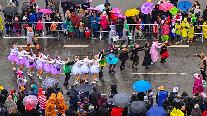 11.02.2024, Brandenburg, Cottbus: Ausgelassene Stimmung beim Karnevalumzug «Zug der fröhlichen Leute». (Quelle: dpa/Patrick Pleul)
