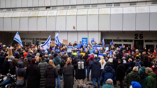 09.02.2024, Berlin: Teilnehmer eines stillen Protests einer Initiative für die Sicherheit jüdischer Studierender haben sich vor der Mensa II der Freien Universität Berlin versammelt. (Quelle: dpa/Christoph Soeder)