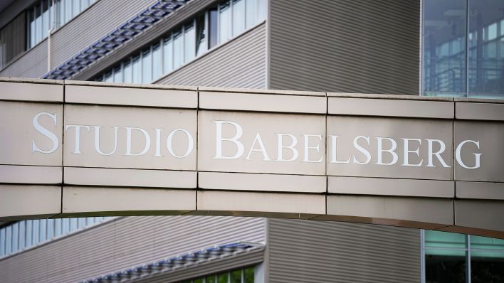 28.07.2023, Brandenburg, Potsdam: Der Schriftzug «Studio Babelsberg» steht über dem Haupteingang zum Filmunternehmen in Potsdam. (Quelle: dpa/Soeren Stache)