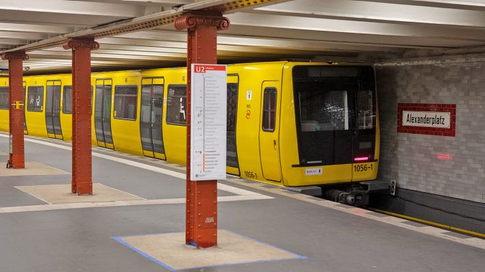 Symbolbild: U-Bahn fährt Bahnhof Alexanderplatz ein am 26.02.2024. (Quelle: dpa/Paul Zinken)