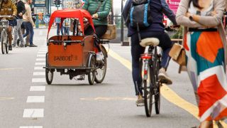 Symbolbild:Ein Lastenrad der Firma Babboe wird auf der Berliner Friedrichstraße gefahren.(Quelle:dpa/C.Koall)