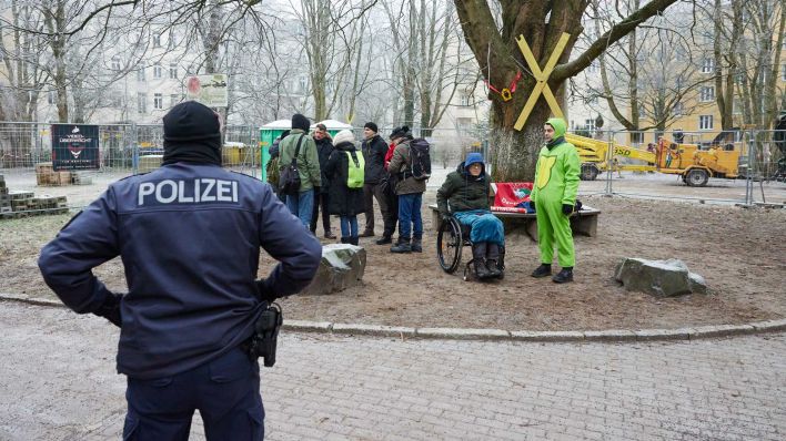 Streit um Neubau Flüchtlingsunterkunft Berlin-Pankow: Anwohner protestieren gegen Baumfällung (Bild: Jörg Carstensen/dpa)