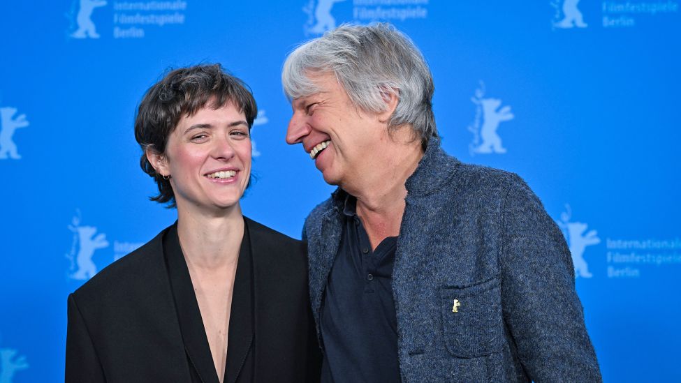 Regisseur Andreas Dresen (r) und die Schauspielerin Liv Lisa Fries (l) lachen beim Photocall ihres Films "In Liebe, Eure Hilde" (Sektion Wettbewerb) am 17.02.2024. (Quelle: dpa/Soeren Stache) .