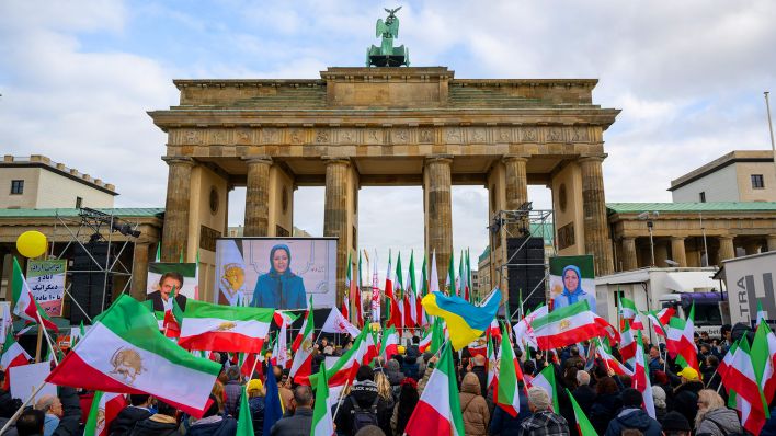 10.02.2024, Berlin: Kundgebung anlässlich des 45. Jahrestags der Anti-Monarchie-Revolution vor dem Brandenburger Tor gegen die iranische Regierung. (Quelle: dpa/Monika Skolimowska)