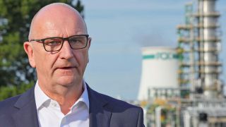 Brandenburgs Ministerpräsident Dietmar Woidke steht am 11.07.2023 vor dem Gelände der PCK-Raffinerie in Schwedt (Quelle: dpa-news/Soeren Stache)