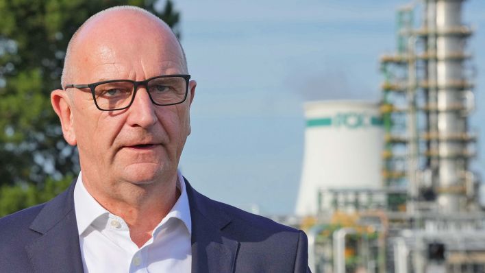 Brandenburgs Ministerpräsident Dietmar Woidke steht am 11.07.2023 vor dem Gelände der PCK-Raffinerie in Schwedt (Quelle: dpa-news/Soeren Stache)
