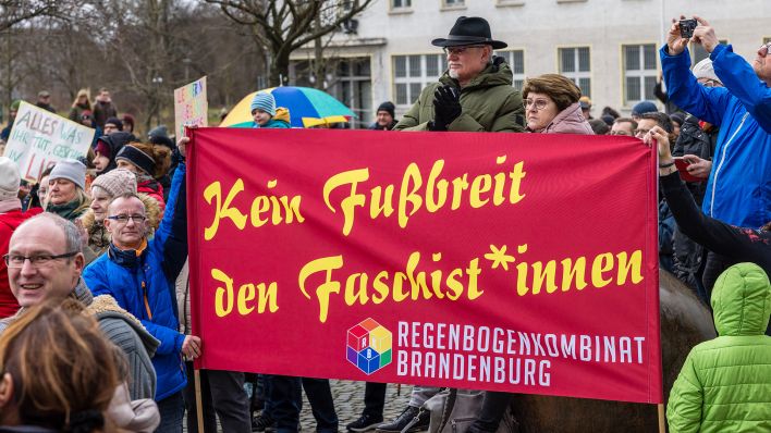 Teilnehmer einer Demonstration gegen rechts tragen am 04.02.2024 ein Banner mit der Aufschrift "Kein Fußbreit den Faschist*innen". (Quelle: dpa-Bildfunk/Frank Hammerschmidt)