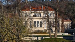 Archivbild: Blick auf das Gästehaus am Lehnitzsee am 10.01.2024. (Quelle: dpa / Jens Kalaene)
