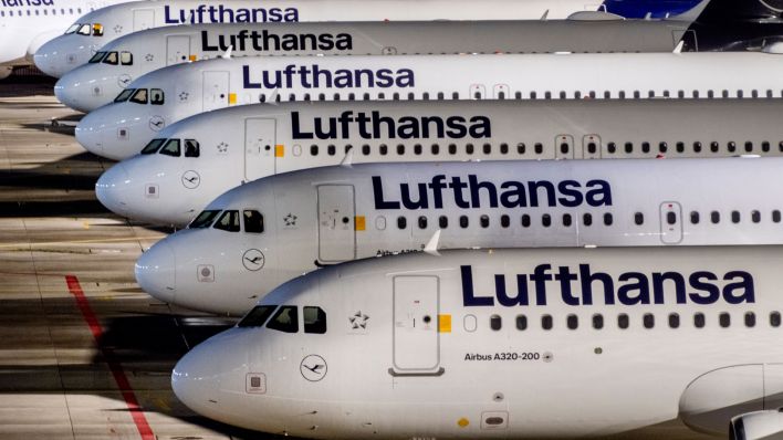 Symbolbild: Lufthansaflotte steht am Boden. Am Donnerstag soll der Warnstreik des Bodenpersonals beendet werden. (Bild: dpa/ AP Photo/ Michael Probst)