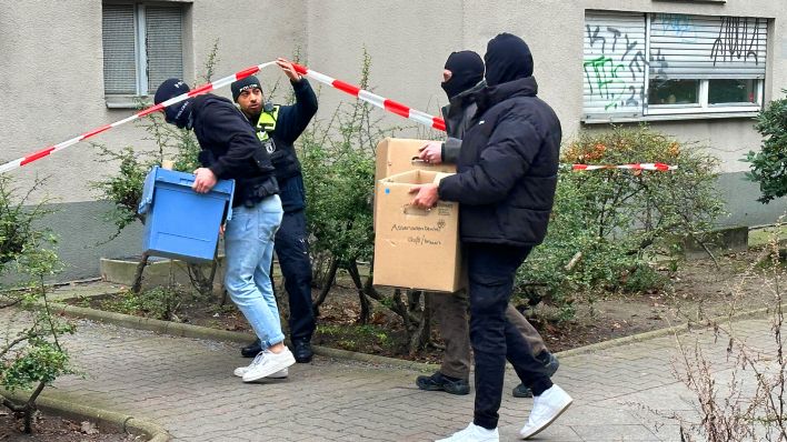 28.02.2024, Berlin: Ermittler gehen mit Kisten und Kartons in das Wohnhaus der früheren RAF-Terroristin Daniela Klette. (Quelle: Paul Zinken)