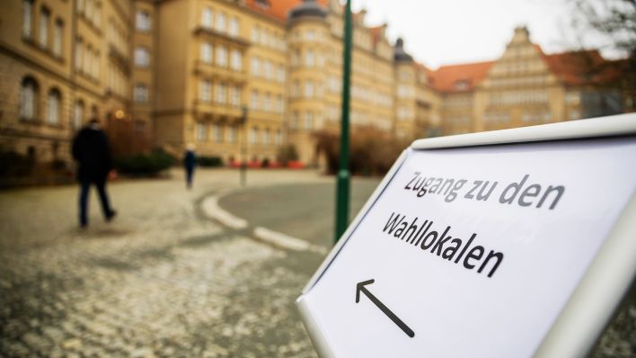 11.02.2024, Berlin: Wähler gehen zum Wahllokal im Carl-von-Ossietzky-Gymnasium in Berlin-Pankow. (Quelle: dpa/Christoph Soeder)