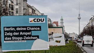 Archivbild: Wahlplakate in Berlin am 24.01.2024 für die Wiederholungswahl.(Quelle: dpa/Britta Pedersen)