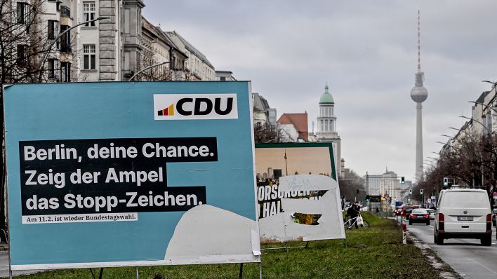 Archivbild: Wahlplakate in Berlin am 24.01.2024 für die Wiederholungswahl.(Quelle: dpa/Britta Pedersen)