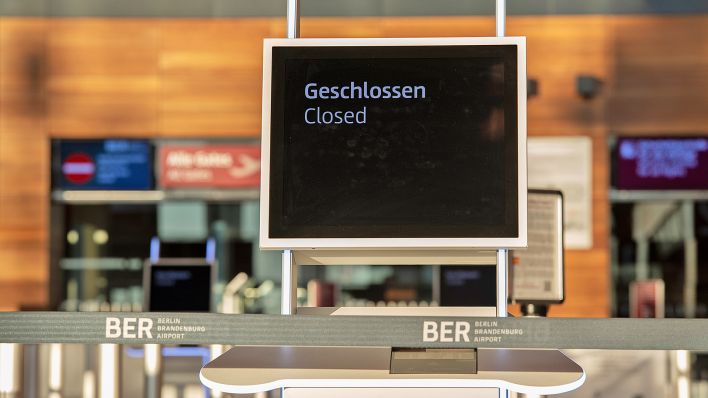 Archivbild: Der Flughafenterminal ist am 24.01.2023 Warnstreikbedingt geschlossen. (Quelle: dpa / Paul Zinken)