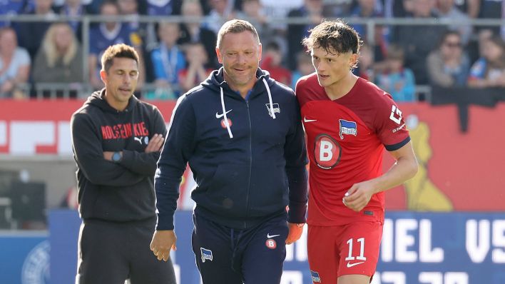 Trainer Pal Dardai (vorne links) und Leistungsträger Fabian Reese (r.) wollen mit Hertha BSC gegen Holstein Kiel gewinnen. (Foto: IMAGO / Susanne Hübner)