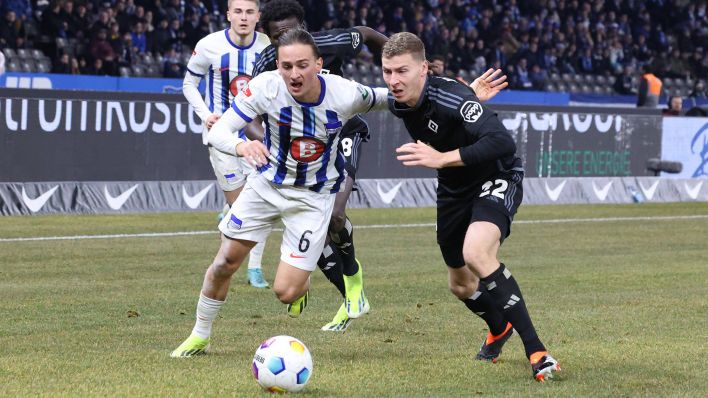 Ein Zweikampf im Spiel der Hertha gegen den HSV (Bild: IMAGO/Nordphoto)