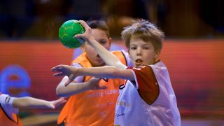 Ein Junge bei eine Handball-Spiel (IMAGO/Camera4)