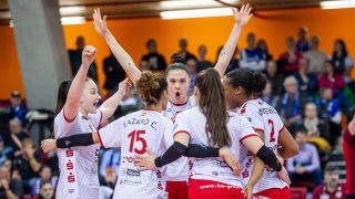 Die Spielerinnen des SC Potsdam feiern einen Punkt in Stuttgart (Bild: IMAGO/Eibner)