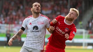 Union-Spieler Christopher Trimmel und Heidenheimer Jan-Niklas Beste kämpfen um den Ball (Quelle: IMAGO / Eibner)