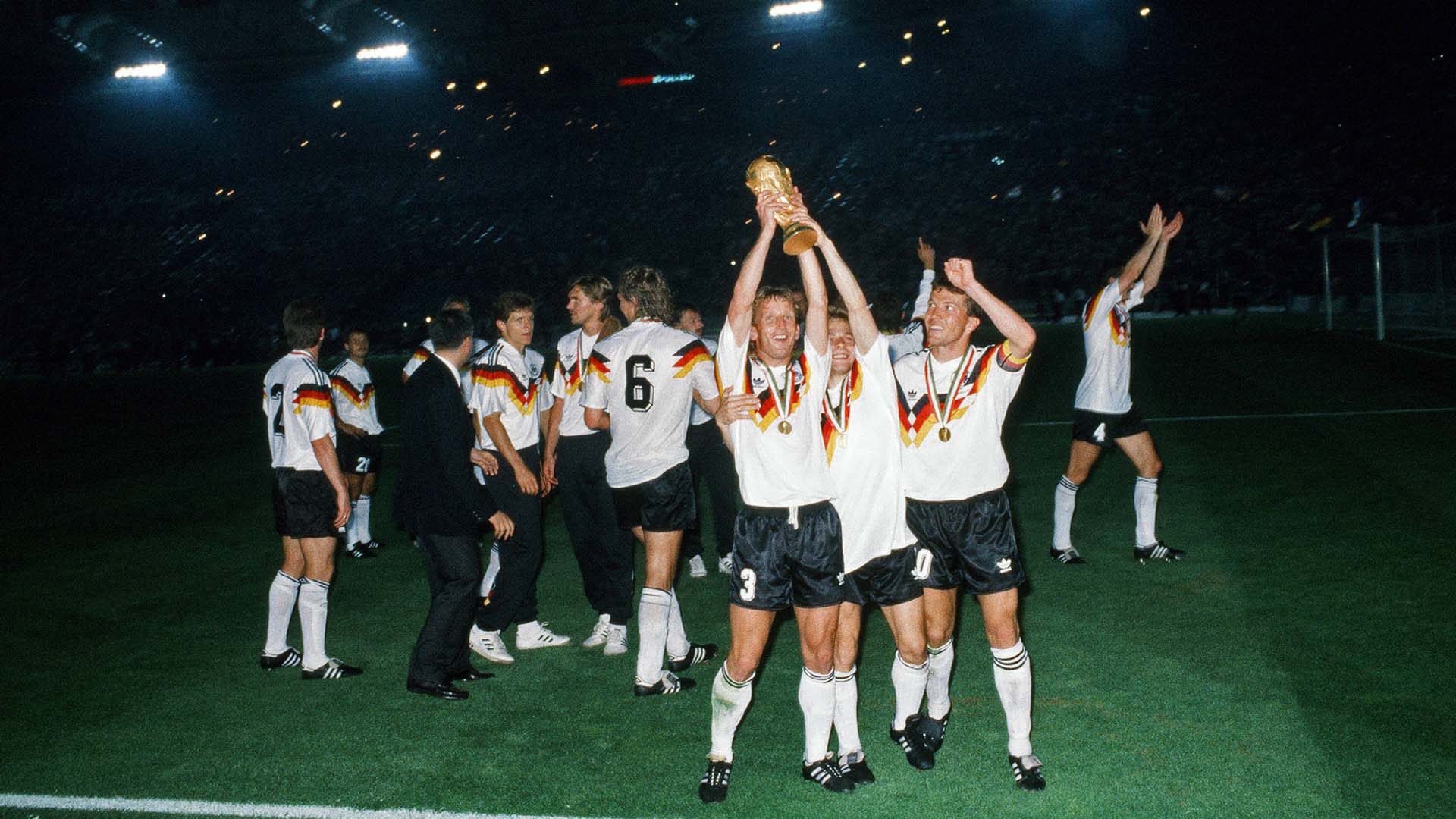 Andreas Brehme (l.) und Thomas "Icke" Häßler (m.) sind 1990 gemeinsam Weltmeister geworden. (Foto: IMAGO / Sportfoto Rudel)