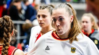 Die Basketball-Nationalspielerin Svenja Brunckhorst schaut nachdenklich. (Bild: IMAGO / Alexander Trienitz)