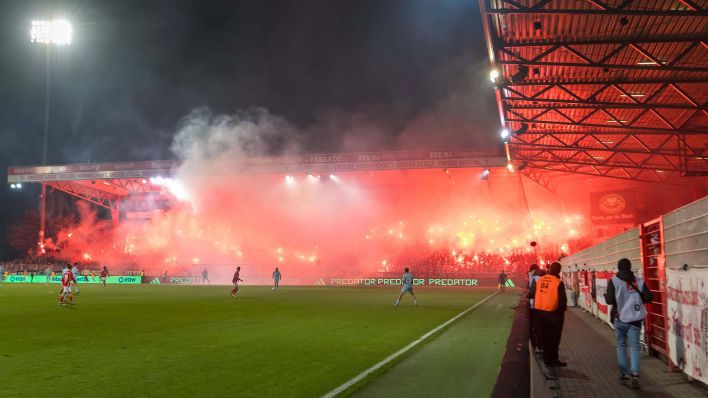 Fans des 1. FC Union Berlin zünden Pyrotechnik (Quelle: IMAGO / Matthias Koch)