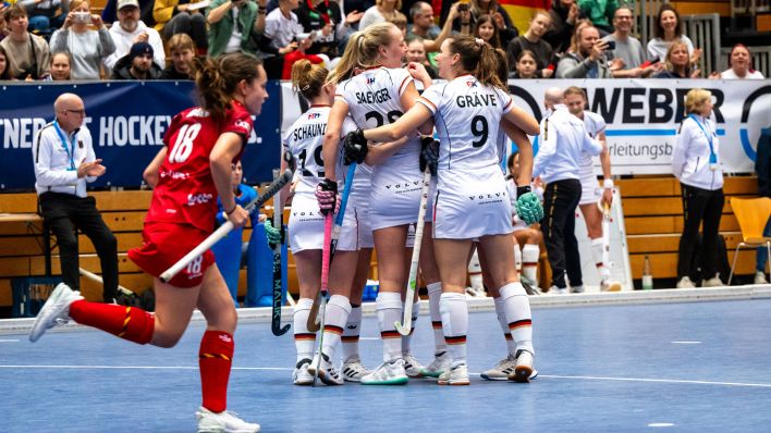 Die deutschen Hallenhockey-Damen jubeln im Spiel gegen Belgien. (Bild: IMAGO / Axel Kaste)
