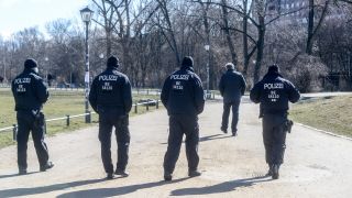 Polizeikräfte im Görlitzer Park im März 2021 (Bild: imago images/Funke Foto Services)