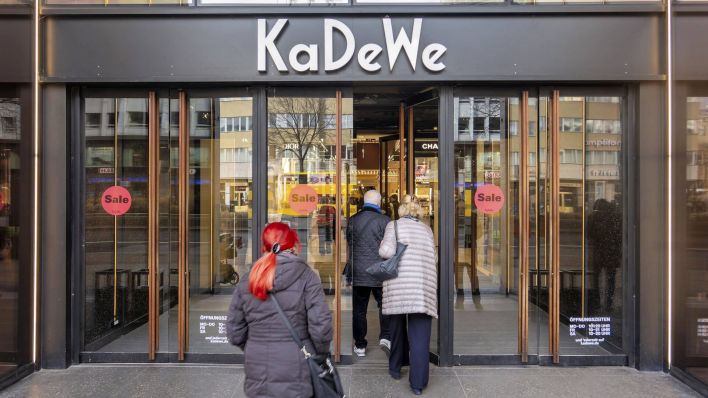 Eingang zum Berliner Kaufhaus KaDeWe (Bild: imago images/Stefan Zeitz)