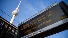 Eine Anzeige mit Hinweis zum Warnstreik am Bahnhof Alexanderplatz am 29. Februar 2024 in Berlin (Quelle: imago images/Manngold)