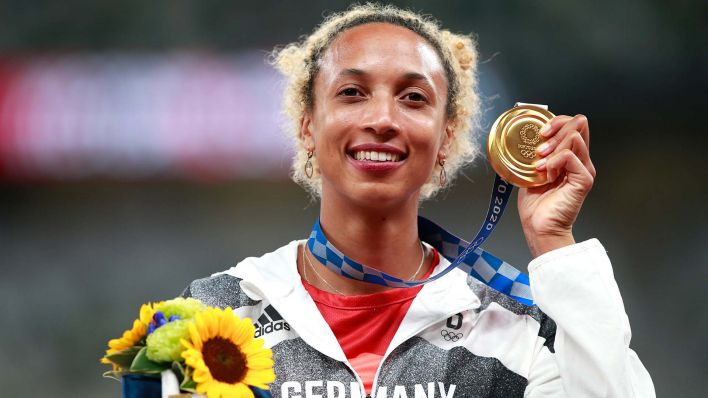 Die deutsche Leichtathletin Malaika Mihambo mit ihrer Goldmedaille bei den Olympischen Spielen 2021 in Tokio (Quelle: IMAGO / Laci Perenyi)