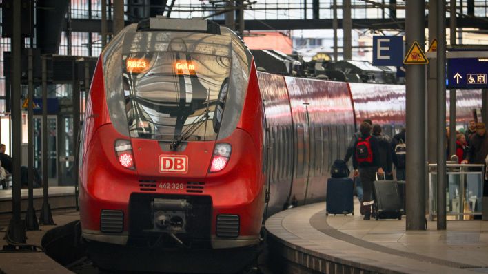 Symbolbild: Regionalbahn Zug der Deutschen Bahn - RB23 Ziel Golm. (Quelle: IMAGO/Rüdiger Wölk)