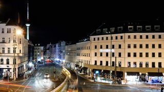 Archivbild: Blick auf den Rosenthaler Platz bei Nacht am 30.08.2022. (Quelle: Imago Images/Sabine Gudath)