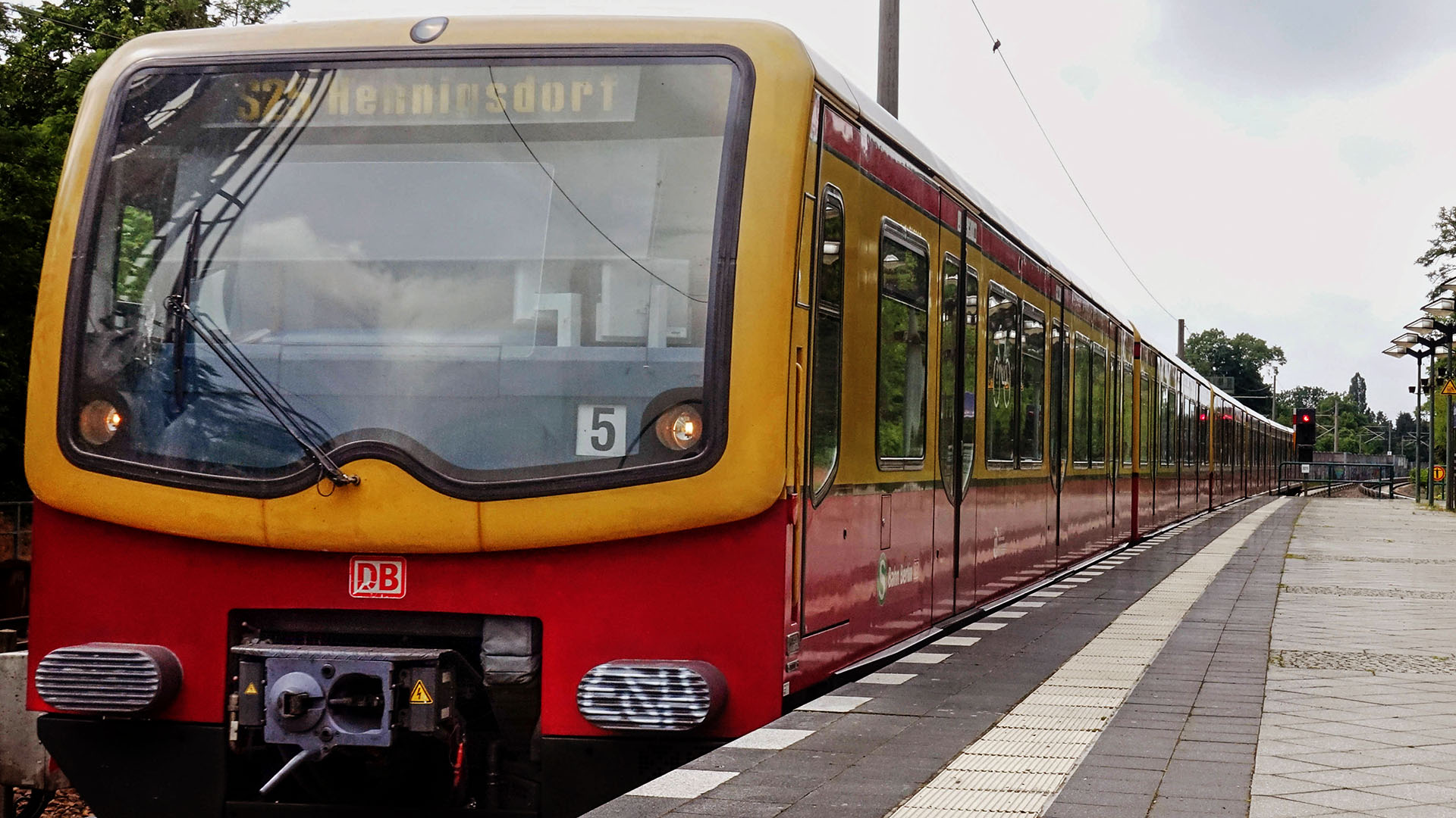 Symbolbild:Ein Zug der Linie 25 hält an einem Bahnhof.(Quelle:imago images/S.Brose/Sorge)