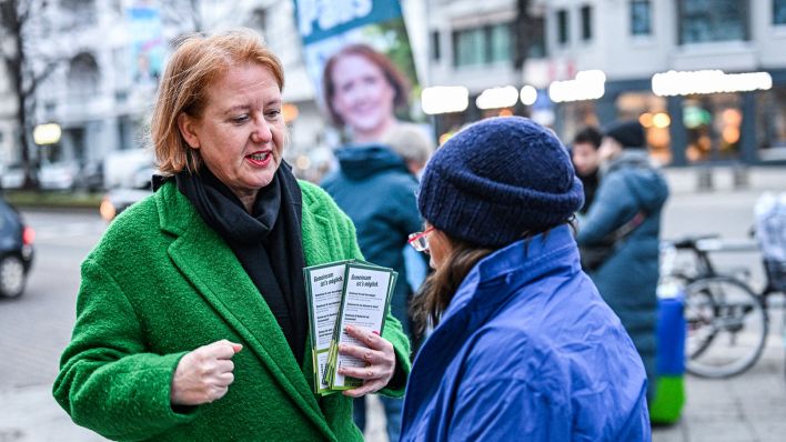 Bundesfamilienministerin Lisa Paus (Grüne) beim Straßenwahlkampf zur Teilwiederholung der Bundestagswahl in Berlin. (Quelle: imago-images/Funke Foto Services