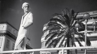 Helmut Newton Patti Hansen in YSL Promenade des Anglais Nice 1976 (Quelle: © Condé Nast/Vogue/Helmut Newton Foundation)