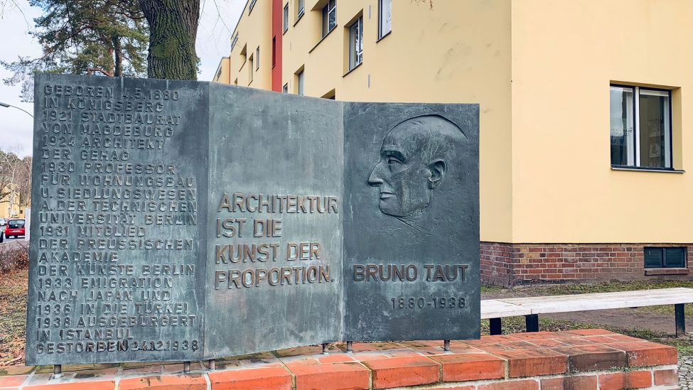 Gedenktafel für Bruno Taut, Architekt vieler GEHAG Siedlungen, aufgenommen im Januar 2024 in Berlin-Zehlendorf. (Quelle: rbb/Jannis Hartmann)