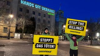 Zwei Aktivistinnen der Organisation Greenpeace protestieren am Morgen des 24.02.2024 vor der russischen Botschaft in Berlin gegen den russischen Angriffskrieg gegen die Ukraine (Quelle: rbb / Russew).