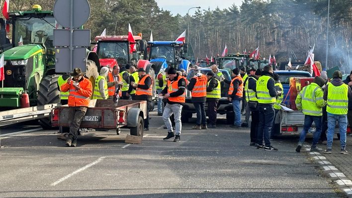 Originialbild: Essen beim Traktorenprotest mit Sperrung der A12 am 26.12.2024 in Brandenburg. (Quelle: rbb/Michel Nowak)