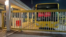 Ein Bus dr BG steht mit Plakaten beklebt hinter einem Tor am 29.02.2024.(Quelle:rbb/R.Schneider)