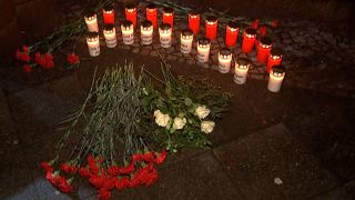 In Berlin-Neukölln stehen Rosen und Kerzen zum Gedenken an die Opfer des rassistischen Anschlags in Hanau. (Bild: rbb)