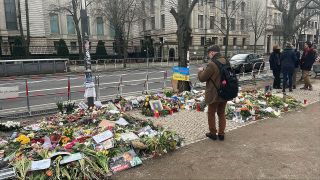 Zahlreiche Blumen wurden für den gestorbenen Kremel-Kritiker vor der russischen Botschaft in Berlin abgelegt. (Quelle: rbb/Julia Kubowicz)