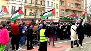 Mehr als 1.000 Menschen zogen am Samstag unter dem Motto "Solidarität mit Palästina" durch Neukölln und Kreuzberg. (Foto: rbb)
