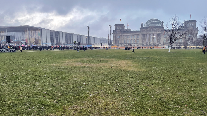 Platz vor dem Reichstag gegen 16:30 Uhr (rbb/Breitfeld)