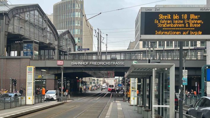 Rozpoczęcie strajku ostrzegawczego w transporcie publicznym w Berlinie i Brandenburgii – tablica informacyjna na przystanku tramwajowym Friedrichstrasse 2 lutego 2024 r.  (Źródło: rbb/Winkler)